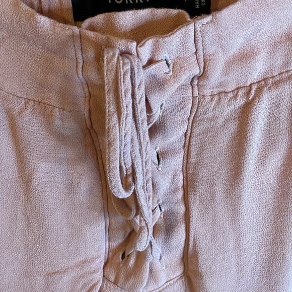 Torrid lace up crepe peach colored shorts elastic waist - Picture 4 of 7